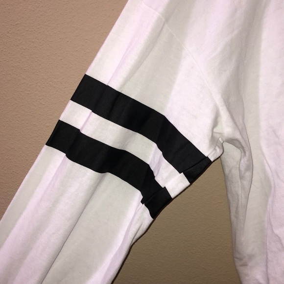 (LAST CHANCE) FOREVER 21 • Cropped Long Sleeve Top - Picture 4 of 7